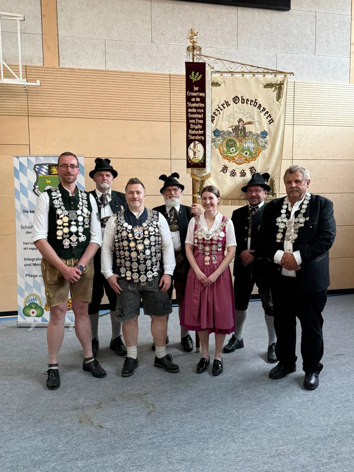 Die Hofgesellschaft des Bezirks Oberbayern mit der Bezirksfahne.