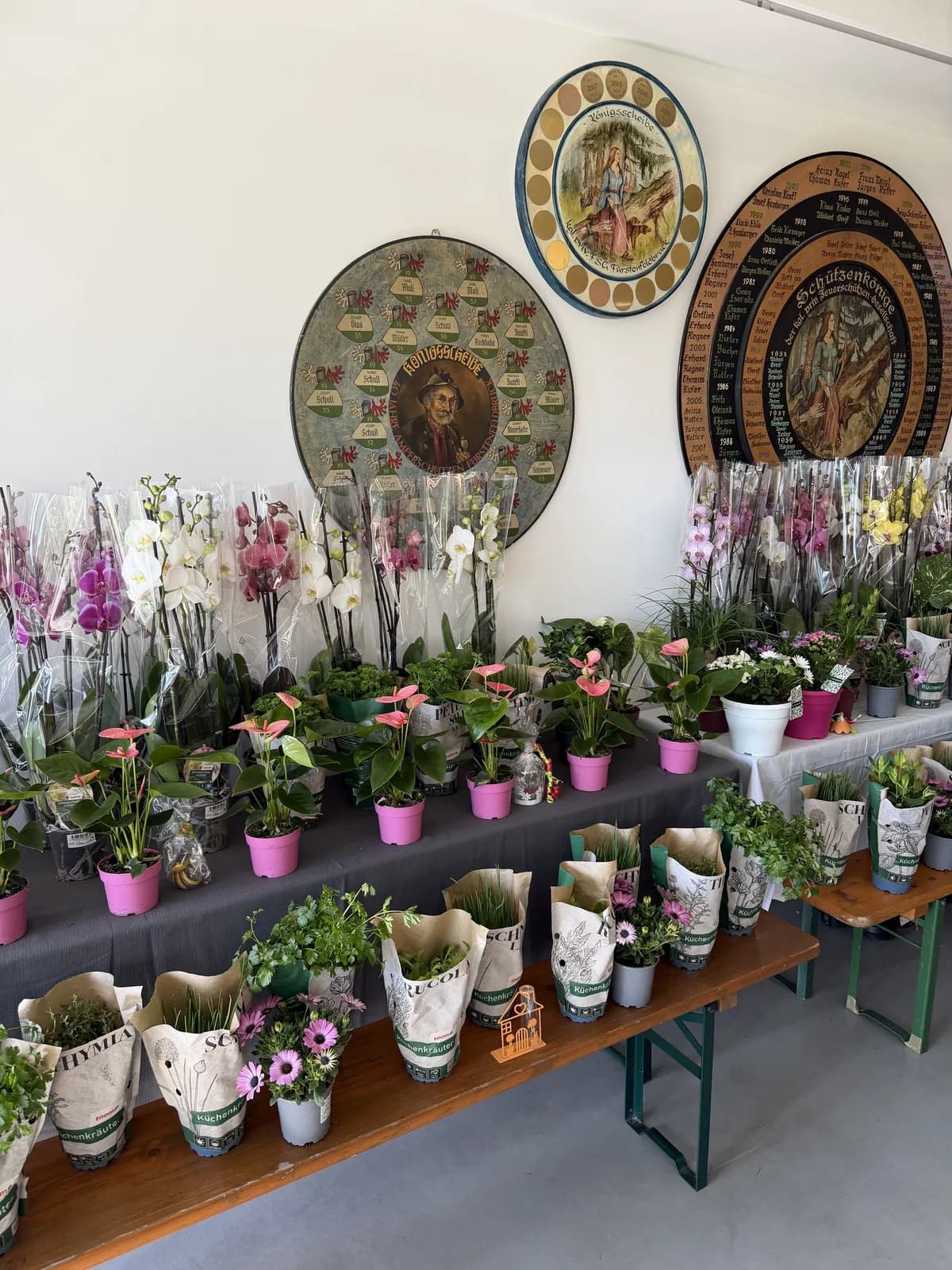 Der Gabentisch – Blumen und Pflanzen statt Pokale.