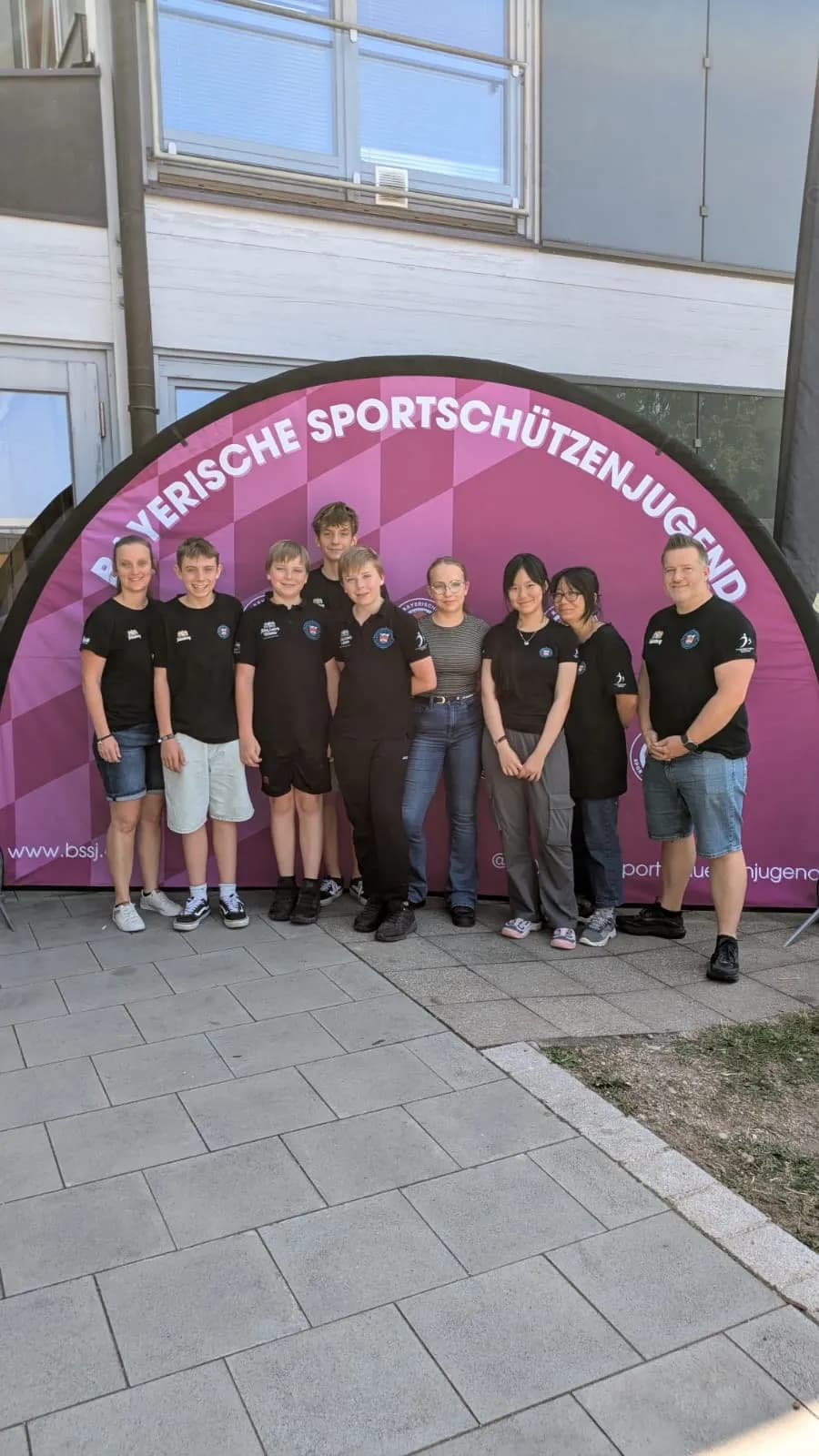 Unsere Abordnung am Banner der Bayerischen Sportschützenjugend.
