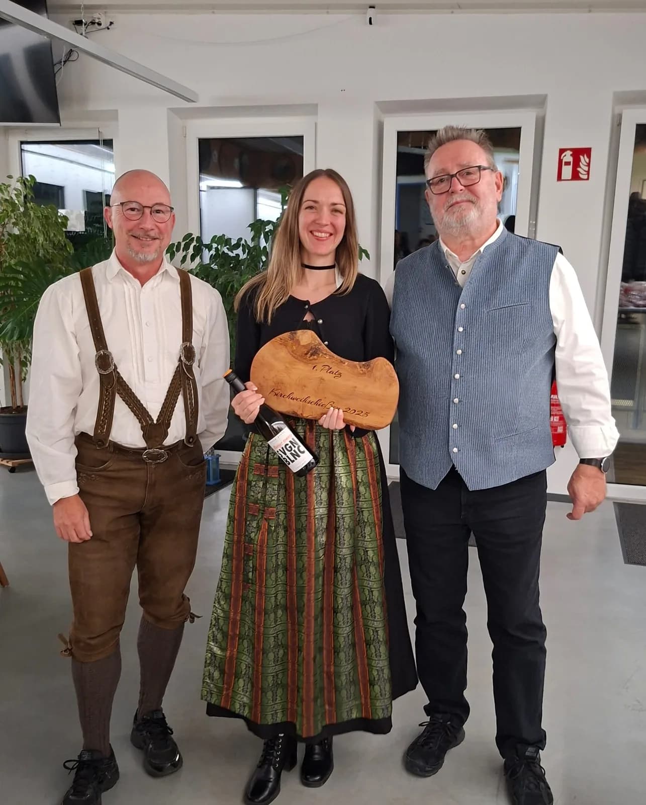 Blattkönigin Nina Rotter mit ihrer Kirchweihscheibe.