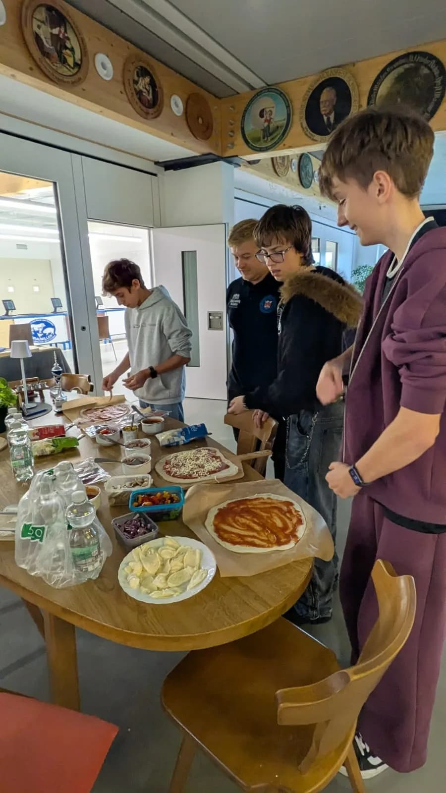 Zum Abschluss wird selbst belegt: Pizza aus dem Steinofen.
