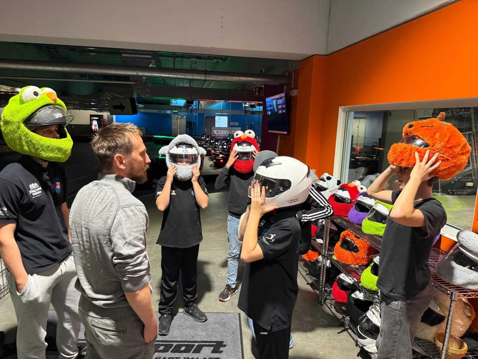 Helm aussuchen vor dem Kart-Rennen.