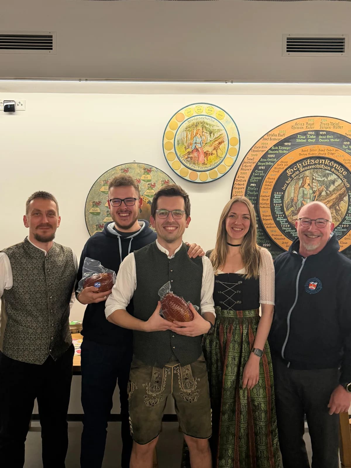 Die Sieger des Osterschießens: Andreas Koszalkowski (1.), Joel Kremer (2.) und Nina Rotter (3.) – flankiert von Mirko Thieme (1. Schützenmeister der FSG, links) und Bernhard Fischer (1. Schützenmeister der SSV, rechts).