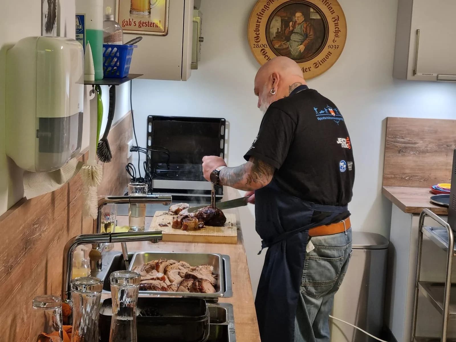 Unser Gastroteam bereitete das gemeinsame Essen vor – es gab Rollbraten.