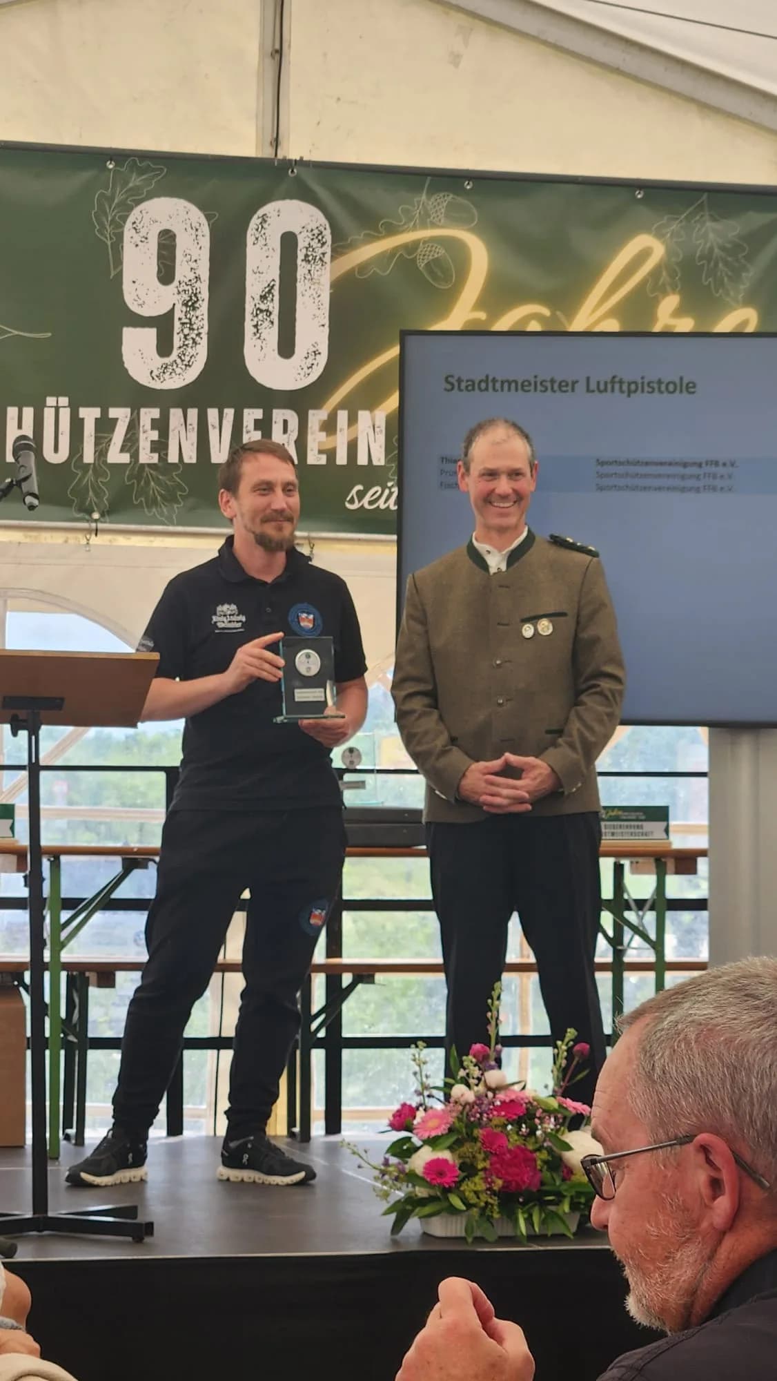 Pokalübergabe an den neuen Stadtmeister im Luftpistolenschießen: unser Sportleiter Mirko Thieme.