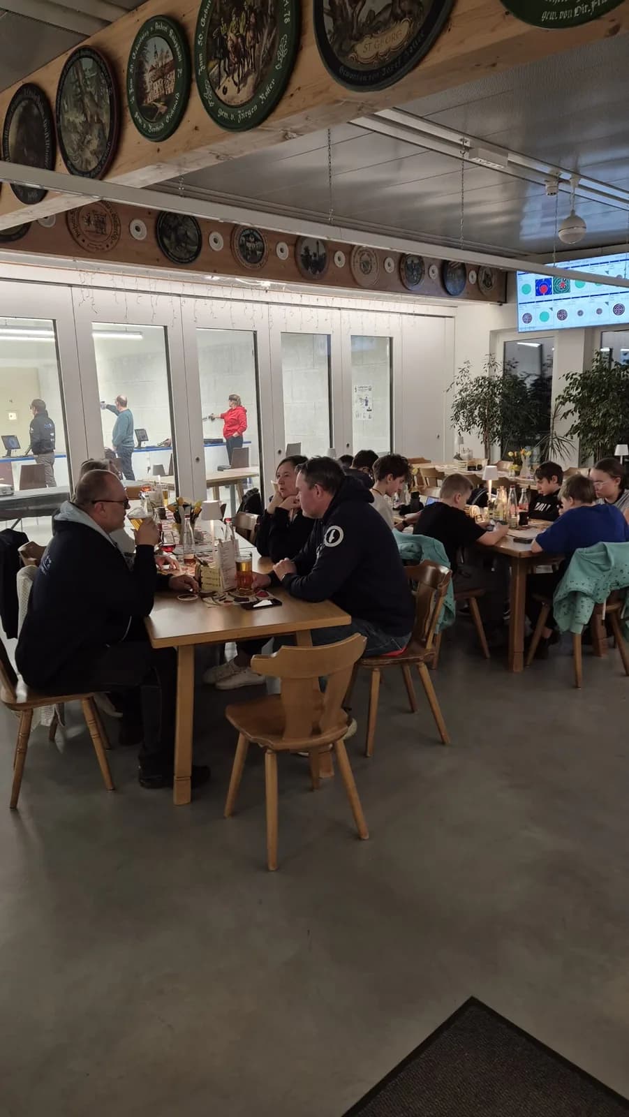Im Aufenthaltsraum sitzt man zusammen – den Schießstand durch die großen Scheiben immer im Blick.