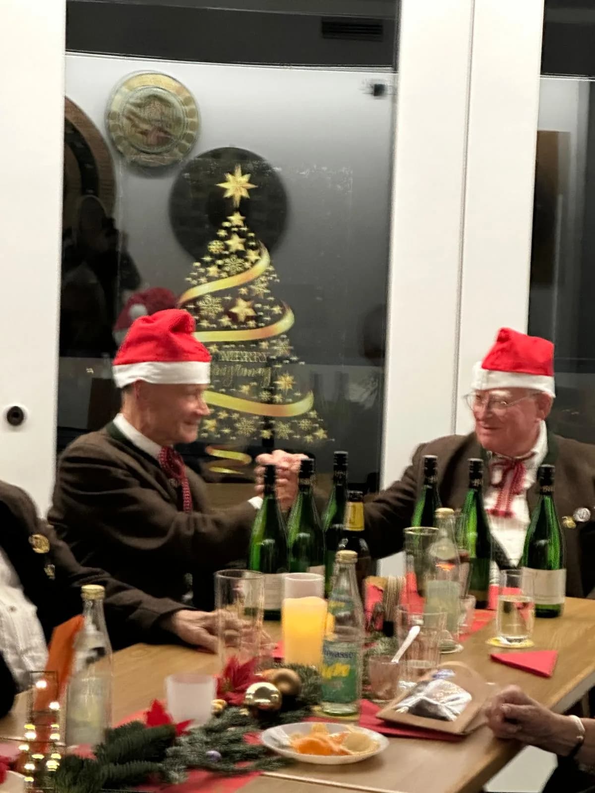 Gemütliches Beisammensein bei Kerzenschein und Weihnachtsbaum.