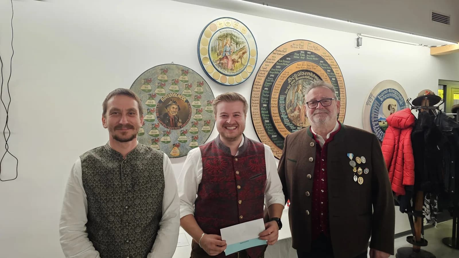 Stolz mit dem Gewinn.