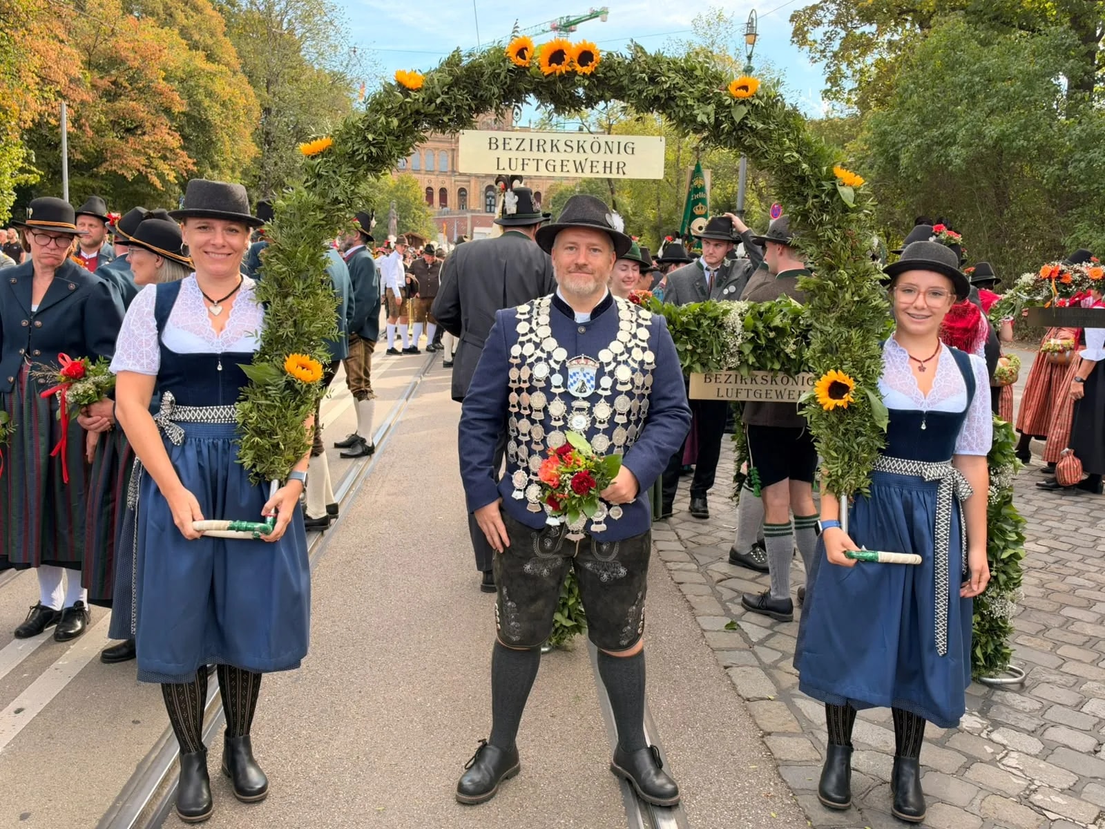 Titelbild zum Beitrag: Unser Bezirkskönig beim Trachten- und Schützenzug