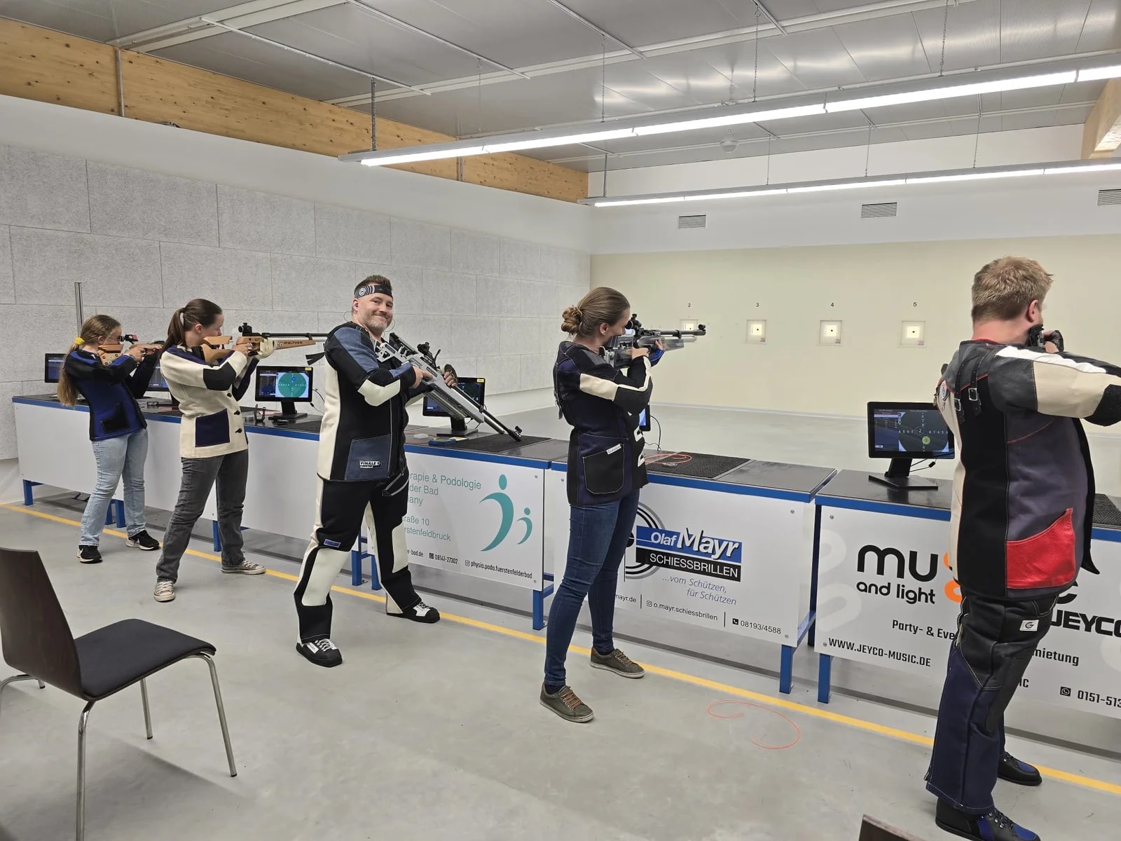 Mitglieder beim Luftgewehr-Training an den elektronischen Ständen mit Blick auf die Zielscheiben
